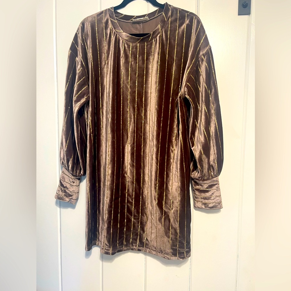 Beautiful light brown velvety dress with‎ good glittered stripes